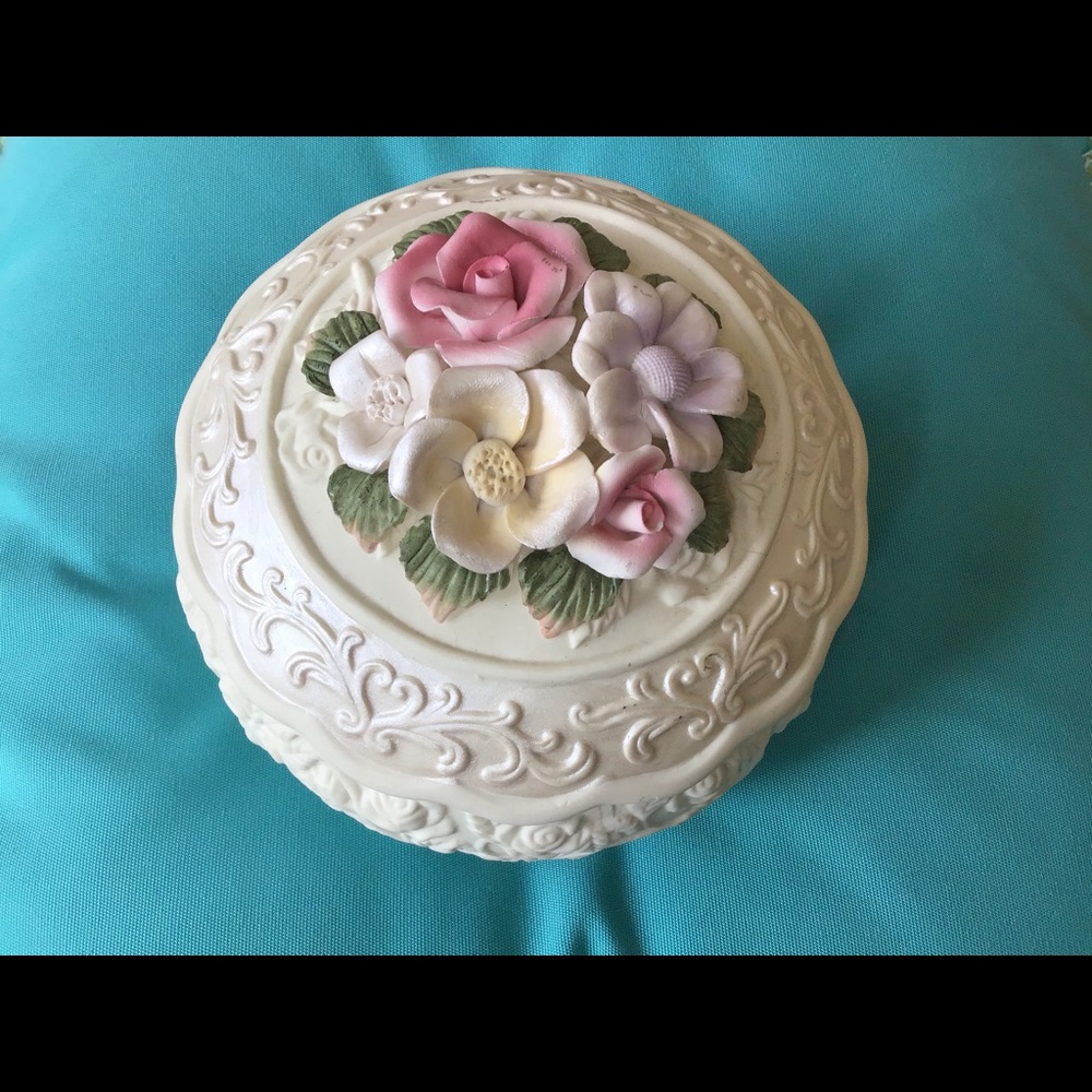 Vintage porcelain trinket bowl & lid with flowers